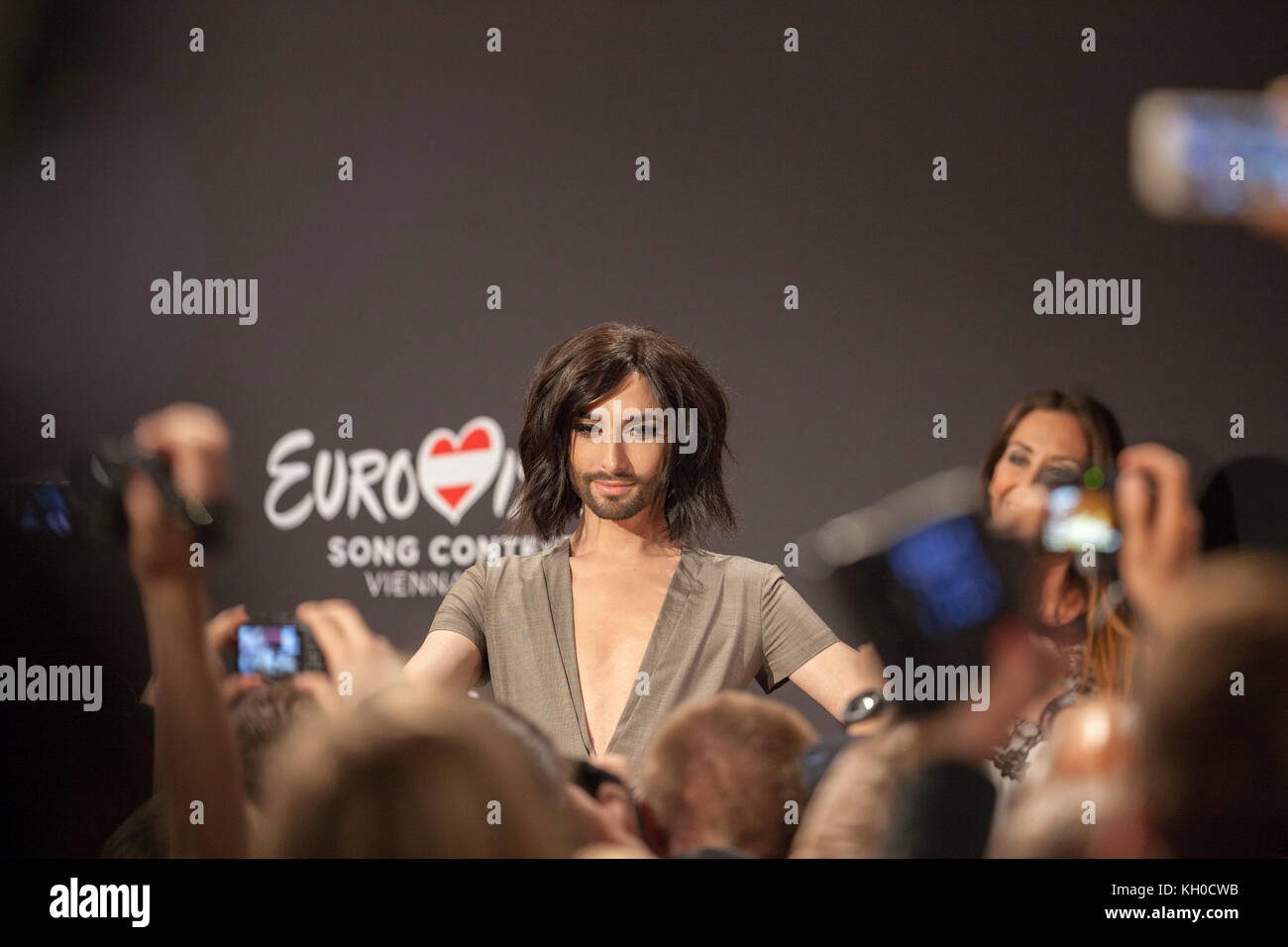 La chanteuse autrichienne Conchita Wurst est toujours très populaire dans le secteur du show business et est entourée par des photographes et des journalistes lors de la conférence de presse d'aujourd'hui à Wiener Stadthalle au concours Eurovision Song 2015 (Gonzales photo/Michael Hornbogen). Banque D'Images