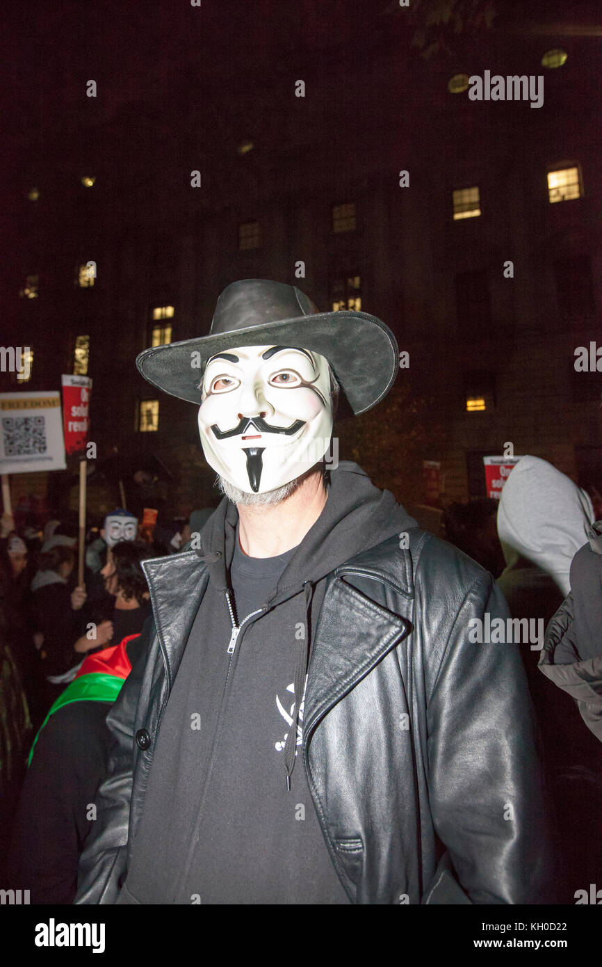 Vous trouverez des personnes avec des masques Guy Fawkes dans n'importe quelle direction au million Mask Mars 2015 à Londres. Banque D'Images