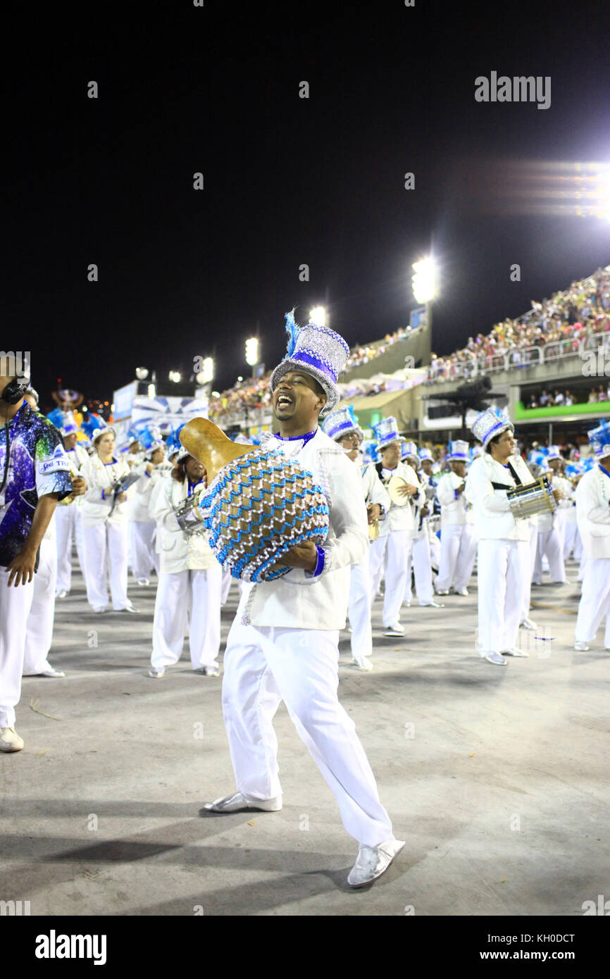 Un participant et un musicien donne le rythme au défilé scolaire de Tradição sambo de cette année au Sambodromo au Carnaval de Rio 2014. Brésil 02.03 2014. Banque D'Images