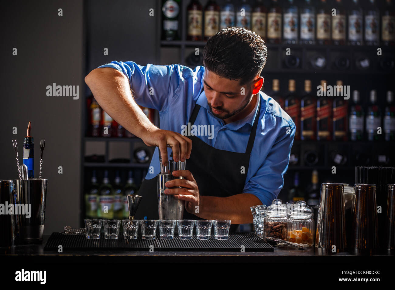 Barman de la préparation d'une boisson alcoolisée dans un bar restaurant Banque D'Images