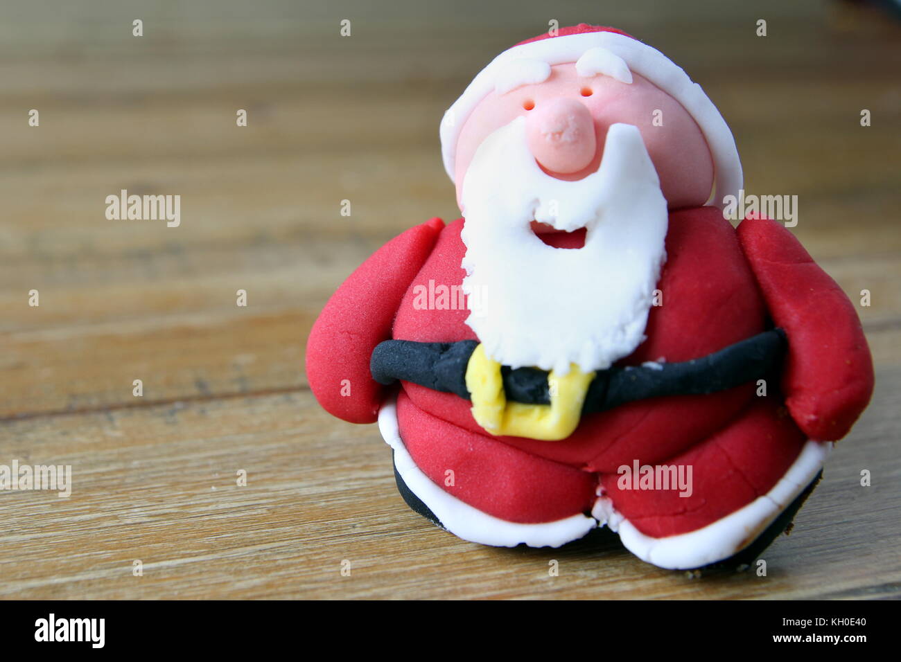 Close up of a home made sugarcraft le père Noël, ou santa claus, faites de déglaçage ou fondant, pour décorer un gâteau de Noël Banque D'Images