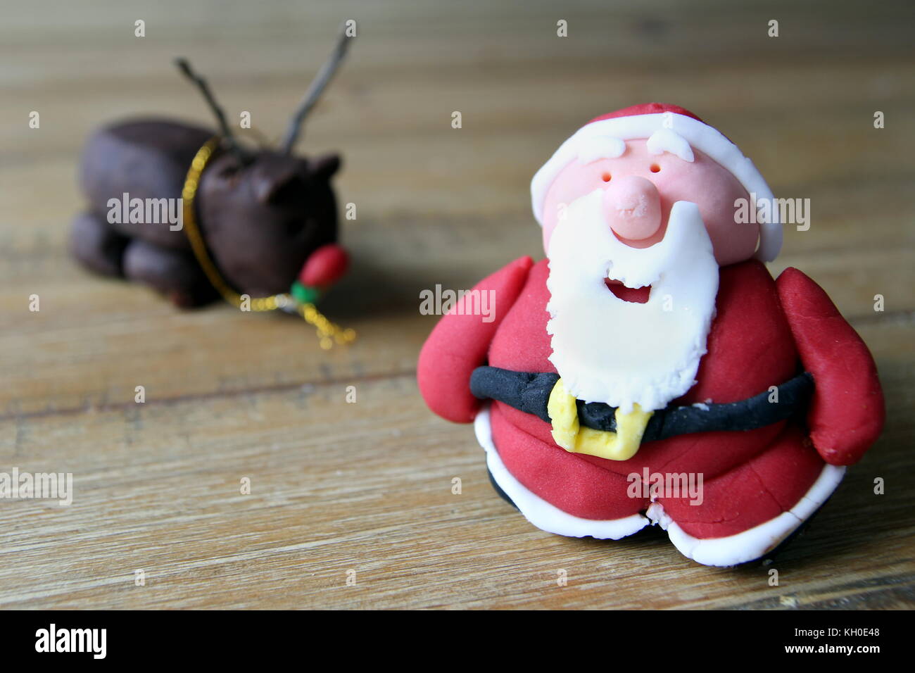 Close up of a home made sugarcraft le père Noël, ou santa claus, faites de déglaçage ou fondant, pour décorer un gâteau de Noël, avec ses rennes dans th Banque D'Images