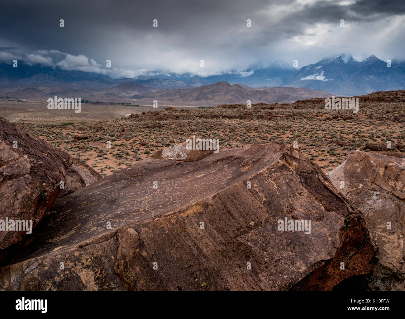 Sky Rock, un ciel face à série de pétroglyphes laissés par les Indiens Paiute-Shoshone il y a des milliers d'années, est assis devant les montagnes de la Sierra Nevada. Banque D'Images