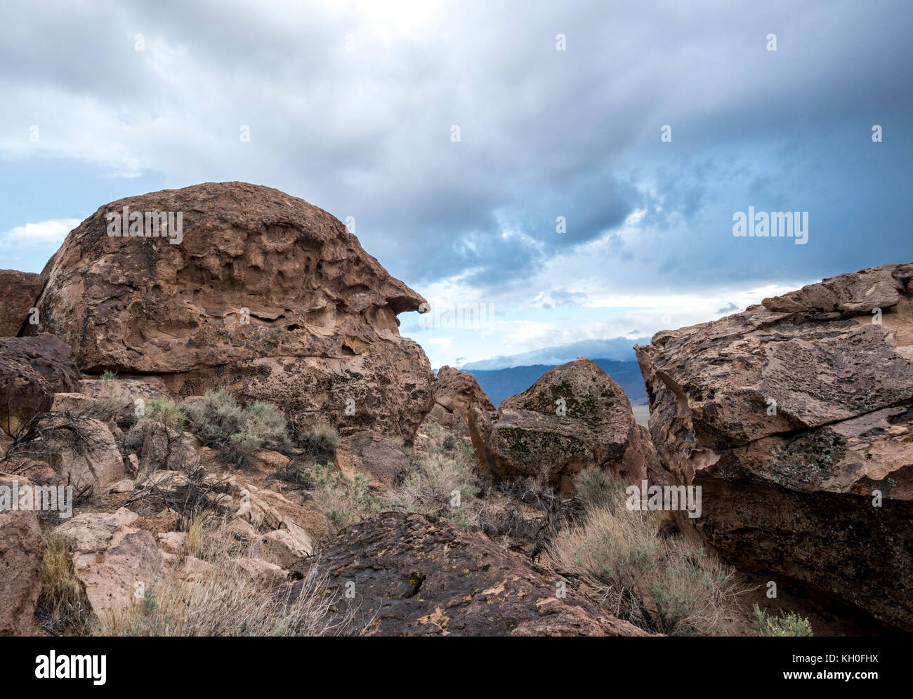 Un grand champ de blocs de Bishop, CA cache un visage mystérieux boulder en forme qui donne sur le paysage de la Sierra Nevada. Banque D'Images