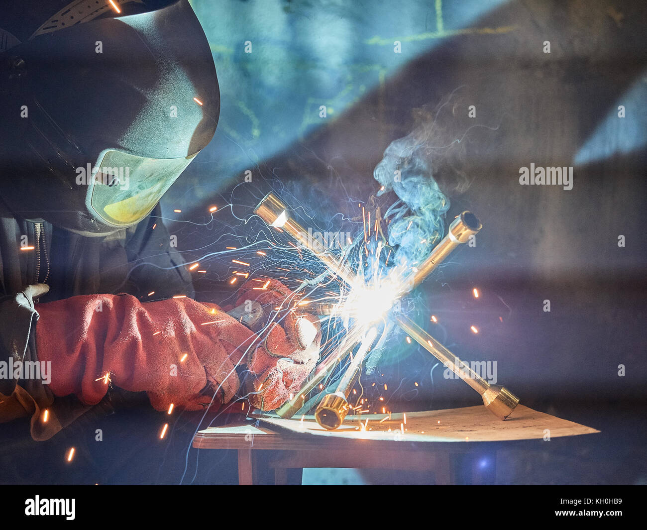 Soudeur travaillant avec le soudage automatique Banque D'Images