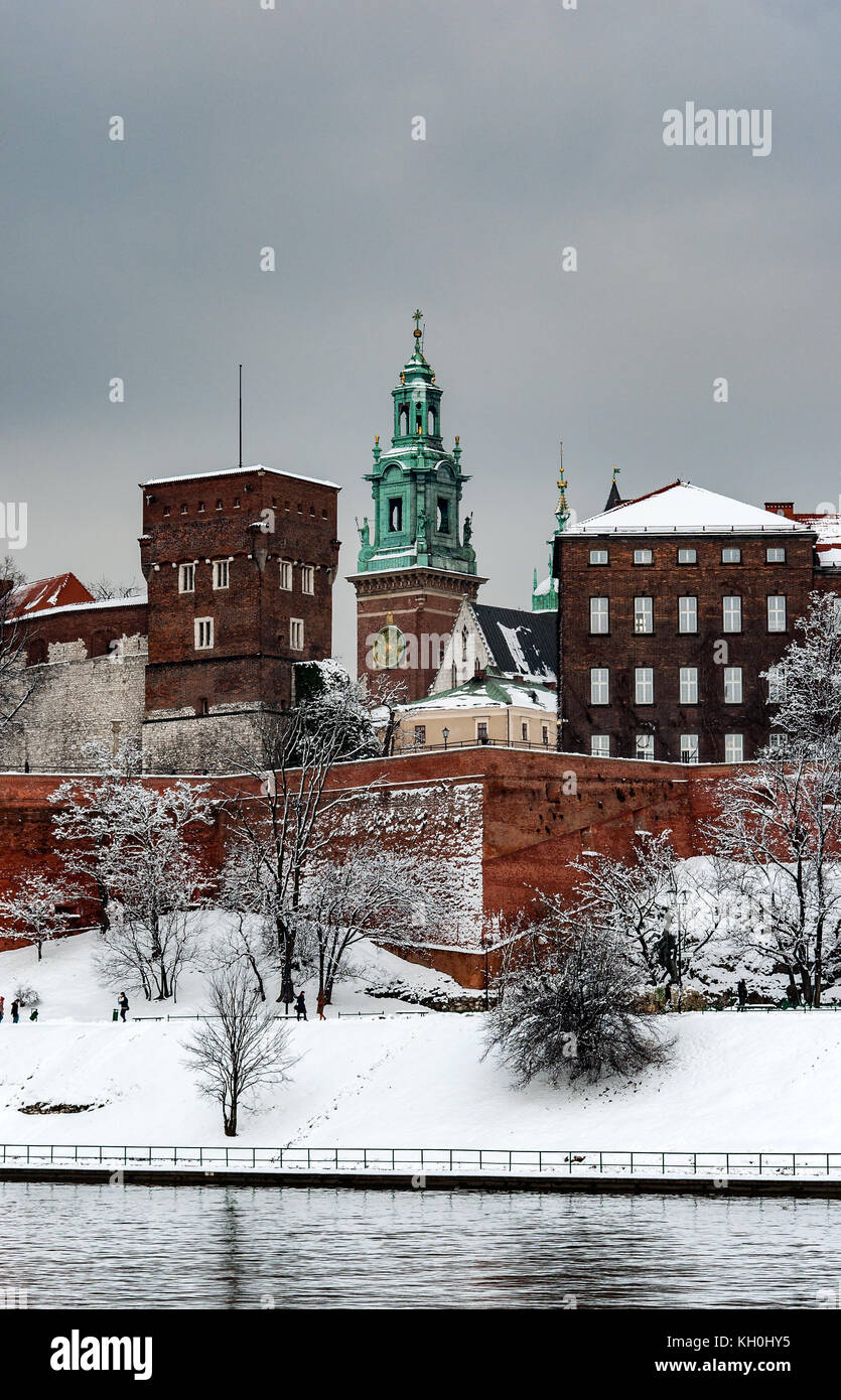 La cathédrale du Wawel Royal historique et château à Cracovie, en Pologne, sur un jour nuageux en hiver Banque D'Images