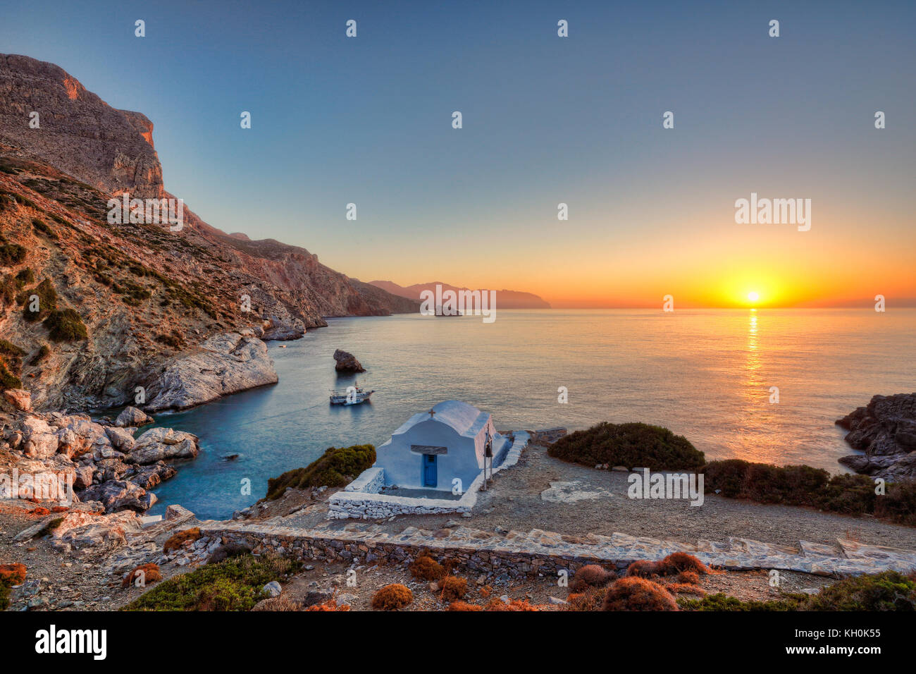 Le lever du soleil de la célèbre plage d''Agia Anna à amorgos island, Grèce Banque D'Images