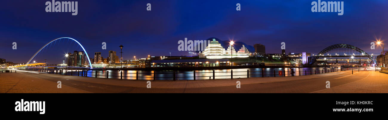 Vue panoramique de Newcastle Quayside au crépuscule Banque D'Images