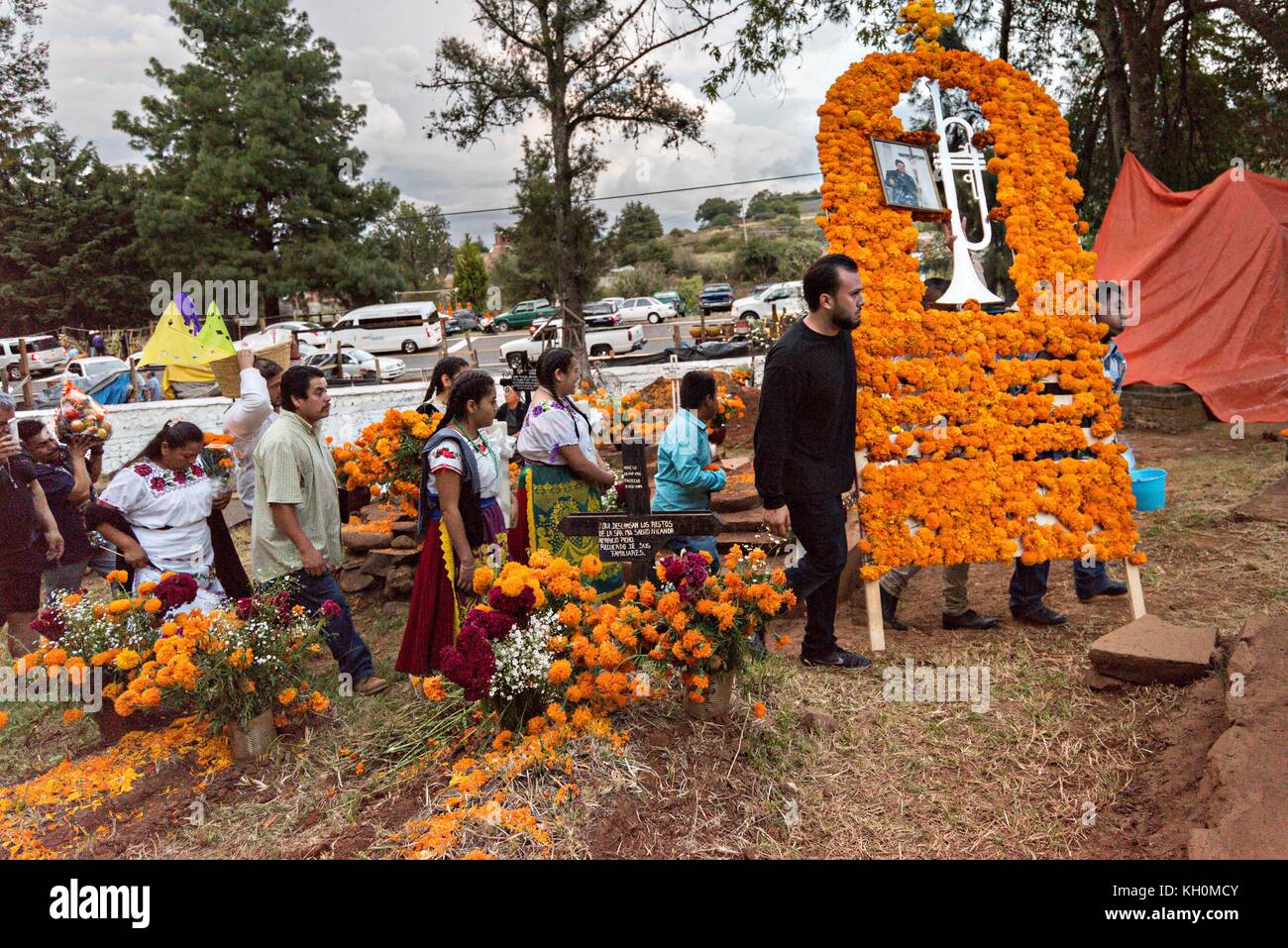 Les membres de la famille tiennent une procession portant des offrandes à la tombe d'un membre de la famille pendant le festival Day of the Dead le 31 octobre 2017 à Tzintzuntzan, Michoacan, Mexique. Banque D'Images