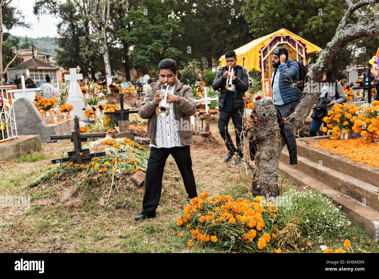 Des musiciens mènent une procession à la tombe d'un membre de la famille pendant le festival Day of the Dead le 31 octobre 2017 à Tzintzuntzan, Michoacan, Mexique. Banque D'Images