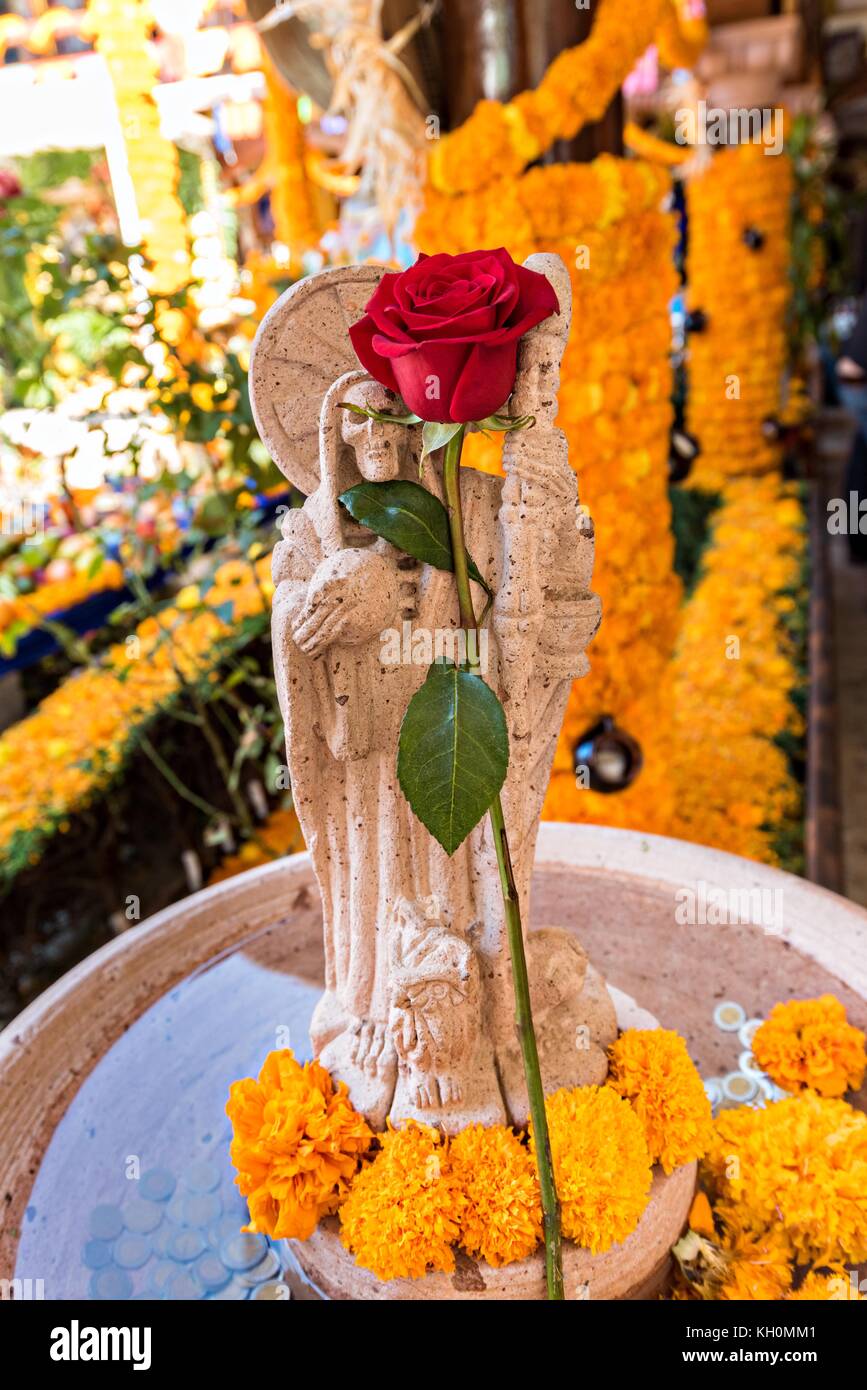 Un sanctuaire et des offrandes à l'intérieur de la Casa de la Santa Muerte ou Maison du Saint des morts le 1er novembre 2017 à Santa Ana Chapitiro, Michoacan, Mexique. Banque D'Images