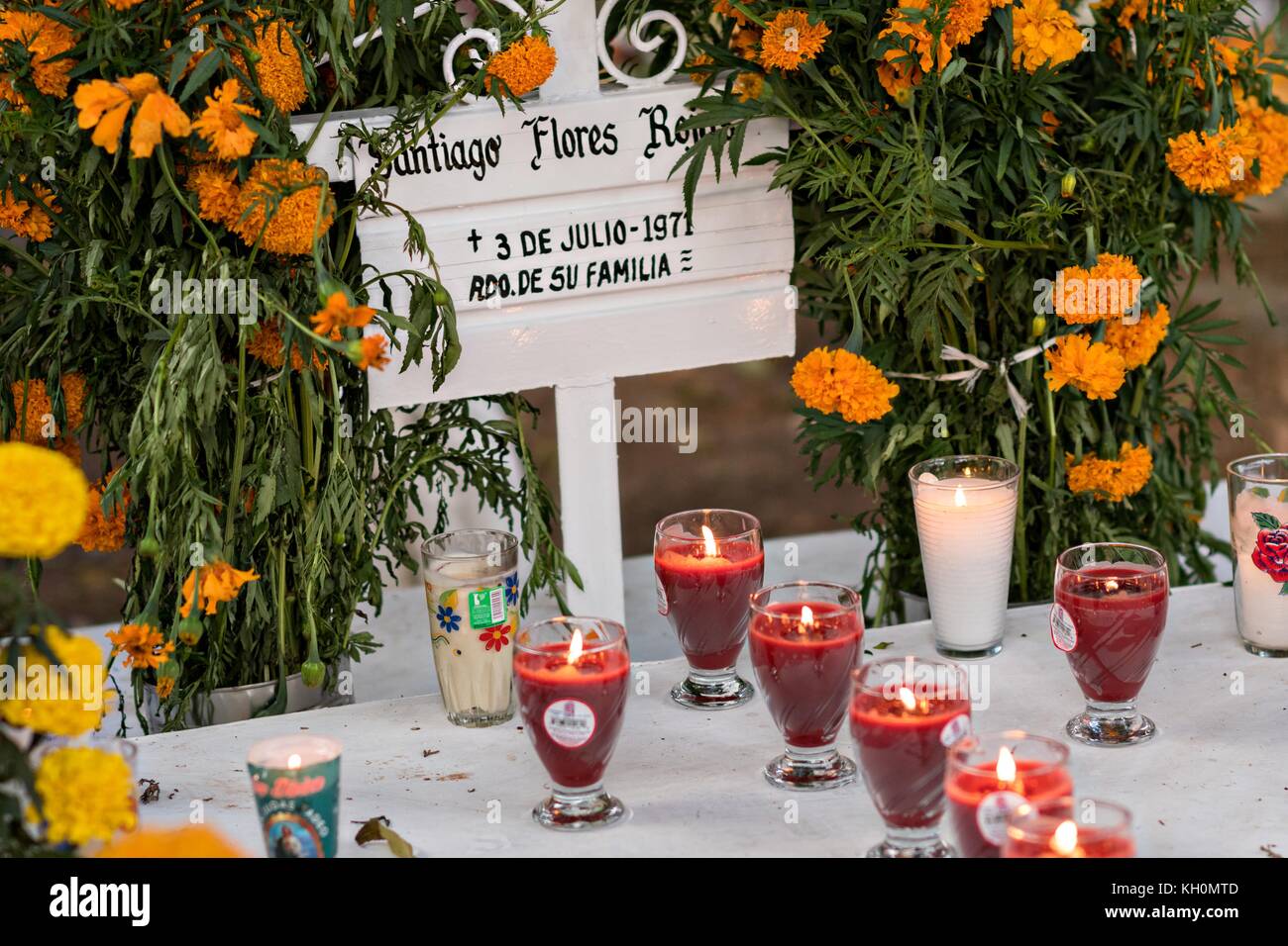 Les bougies éclairant la tombe décorée d'un membre de la famille le jour de la fête des morts le 31 octobre 2017 à Tzintzuntzan, Michoacan, Mexique. Banque D'Images