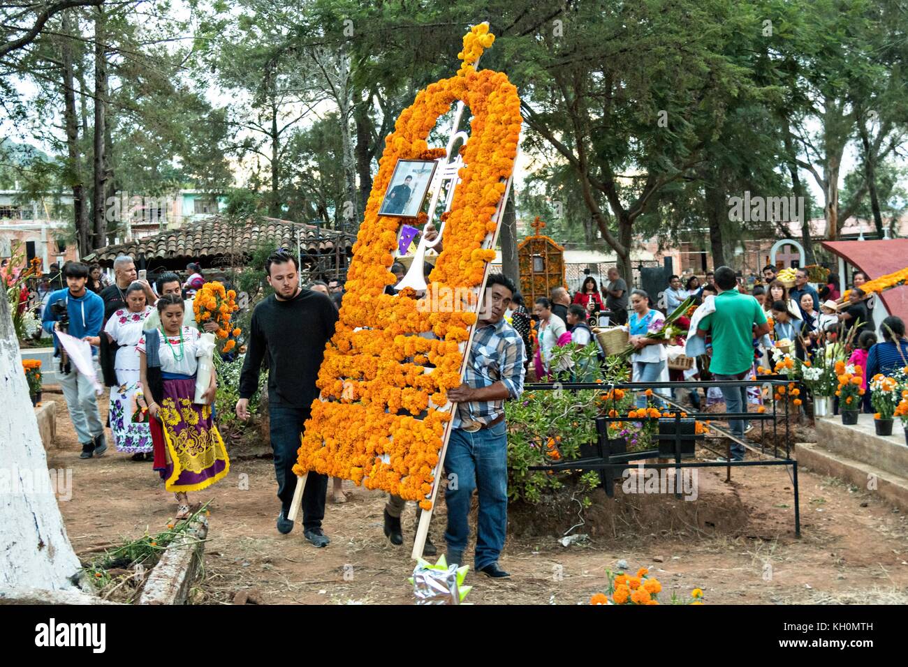 Les membres de la famille tiennent une procession portant des offrandes à la tombe d'un membre de la famille pendant le festival Day of the Dead le 31 octobre 2017 à Tzintzuntzan, Michoacan, Mexique. Banque D'Images