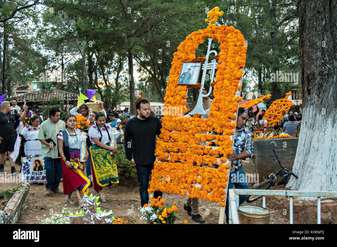 Les membres de la famille tiennent une procession portant des offrandes à la tombe d'un membre de la famille pendant le festival Day of the Dead le 31 octobre 2017 à Tzintzuntzan, Michoacan, Mexique. Banque D'Images