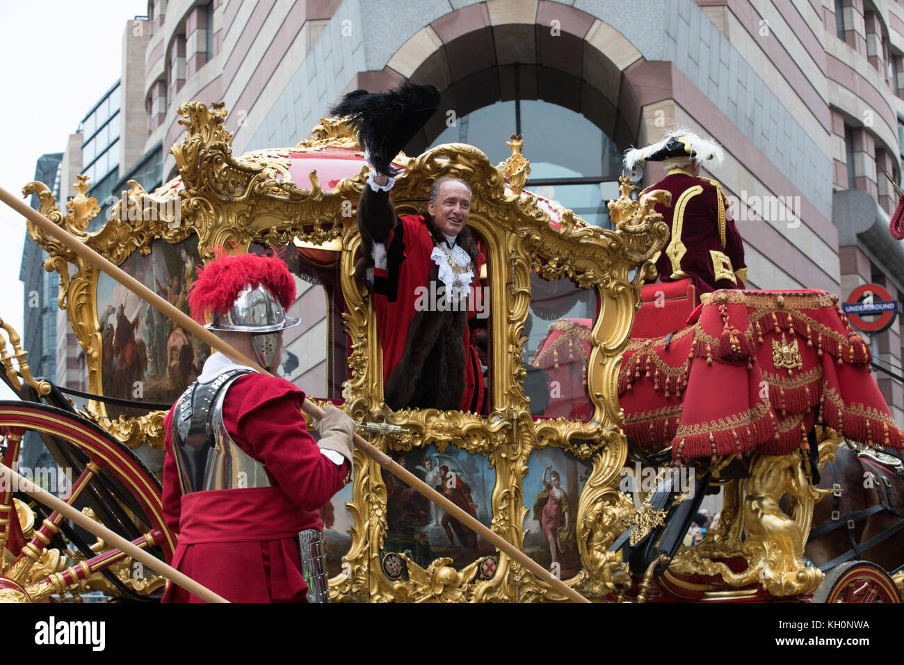 Londres, Royaume-Uni. Nov 11, 2017. Le seigneur du maire à travers la ville de Londres comme le nouveau lord-maire de Londres Charles Bowman a prêté serment au milieu d'un cortège de voitures, les bandes et les costumes colorés Banque D'Images