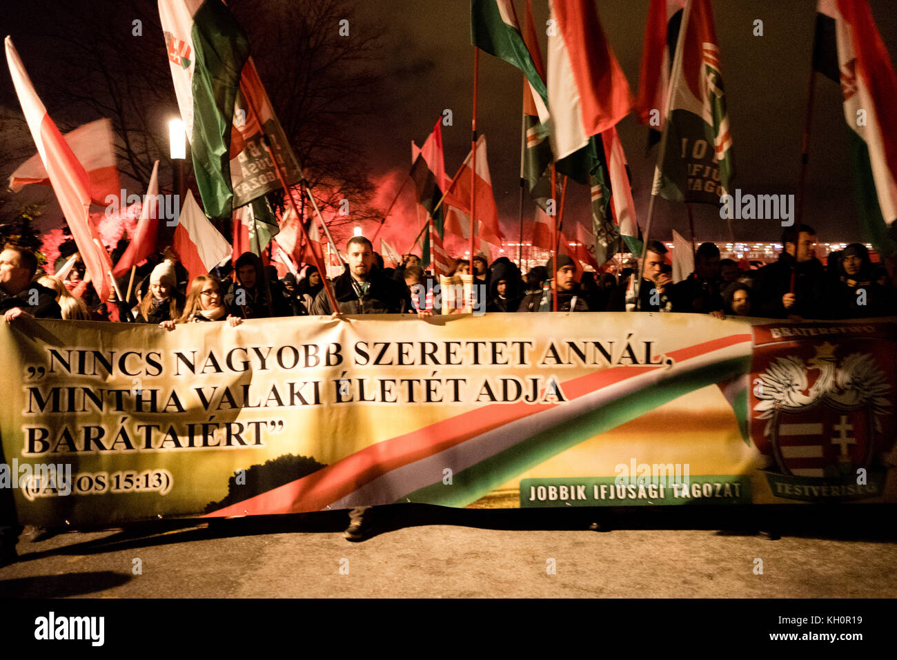 Des dizaines de milliers de personnes se rassemblent pour marche de l'Indépendance à Varsovie, Pologne attirer des citoyens ordinaires ainsi que de nombreux partisans d'extrême droite et des mouvements fascistes de Pologne et d'autres pays européens. Varsovie, Pologne, 11/11/2017 Banque D'Images