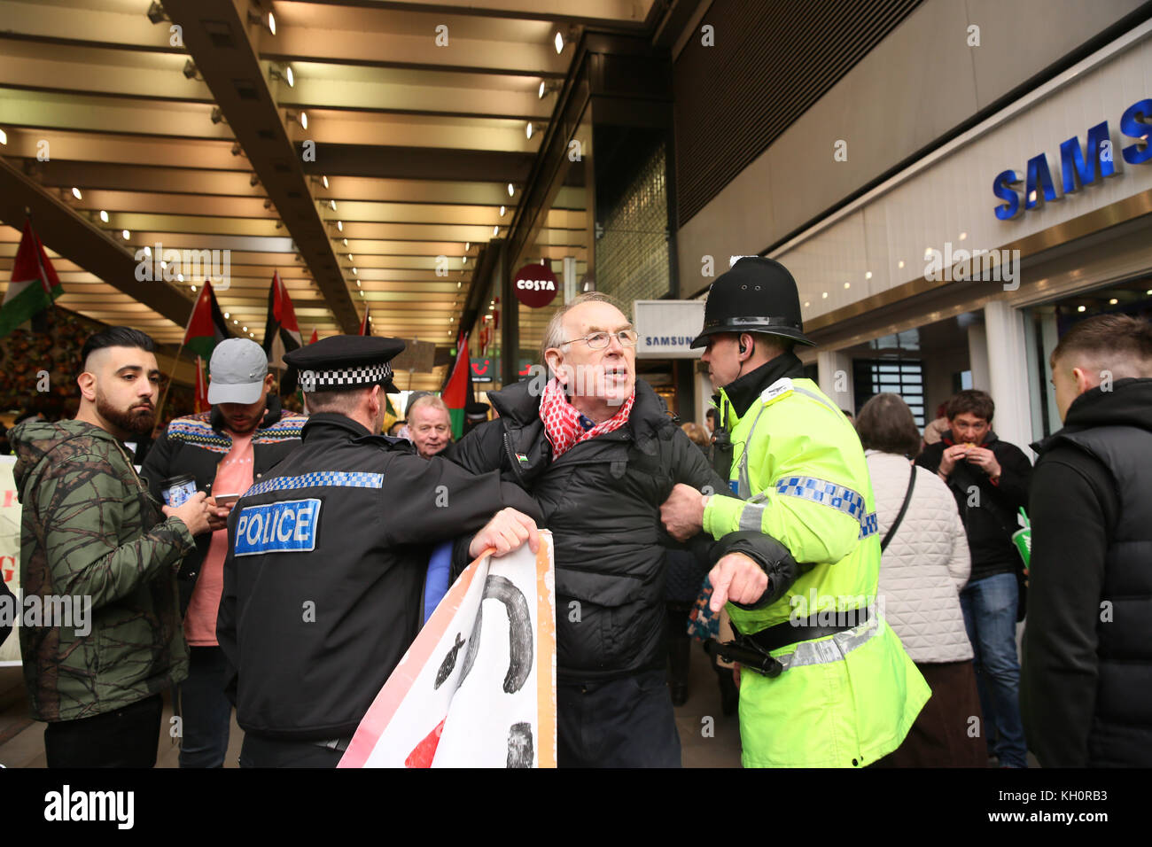 Manchester, UK. Nov 11, 2017. Escorte policière, un militant palestinien loin de manifestants sionistes à Manchester, le 11 novembre, 2017 Crédit : Barbara Cook/Alamy Live News Banque D'Images