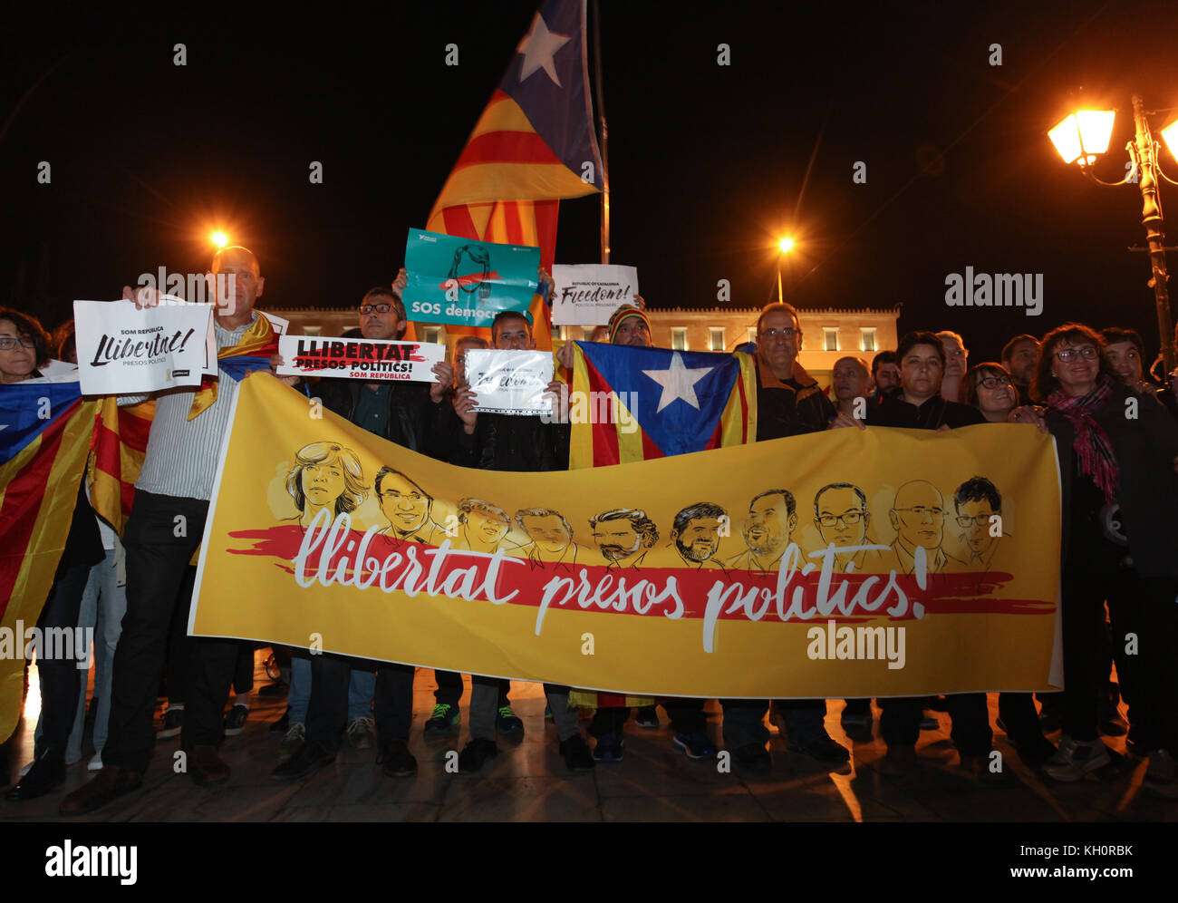 Athènes, Grèce. 11Th nov 2017. protester contre l'emprisonnement des membres du gouvernement catalan, le 11 novembre, la place Syntagma, Athènes, Grèce. crédit : Ioannis mantas/Alamy live news Banque D'Images