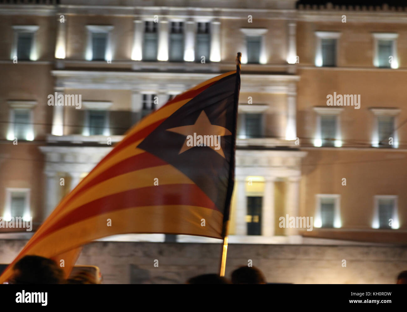 Athènes, Grèce. Nov 11, 2017. Protestation contre l'emprisonnement des membres du gouvernement catalan, le 11 novembre, la place Syntagma, Athènes, Grèce. Credit : Ioannis Mantas/Alamy Live News Banque D'Images