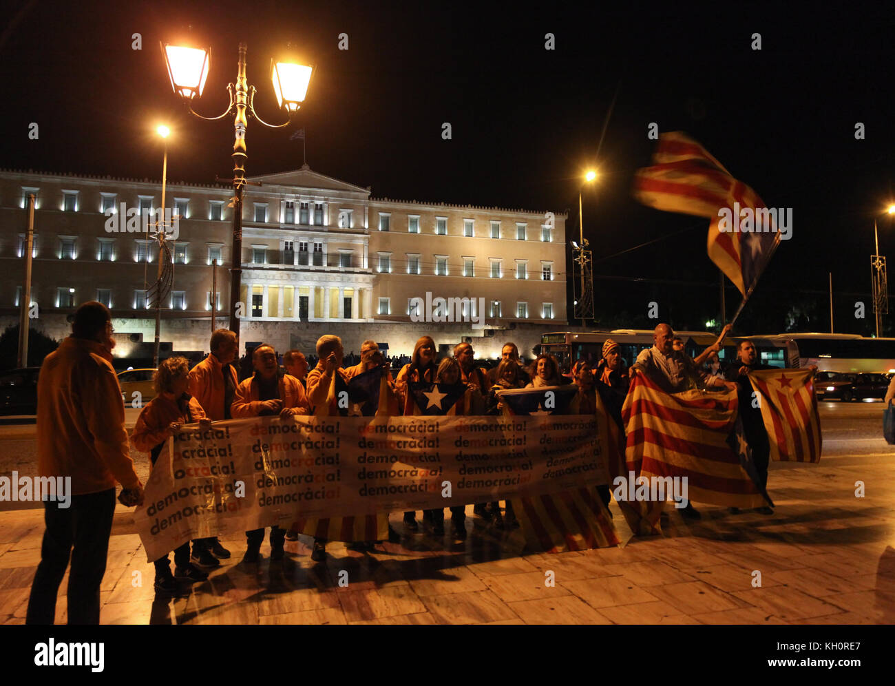 Athènes, Grèce. 11Th nov 2017. protester contre l'emprisonnement des membres du gouvernement catalan, le 11 novembre, la place Syntagma, Athènes, Grèce. crédit : Ioannis mantas/Alamy live news Banque D'Images