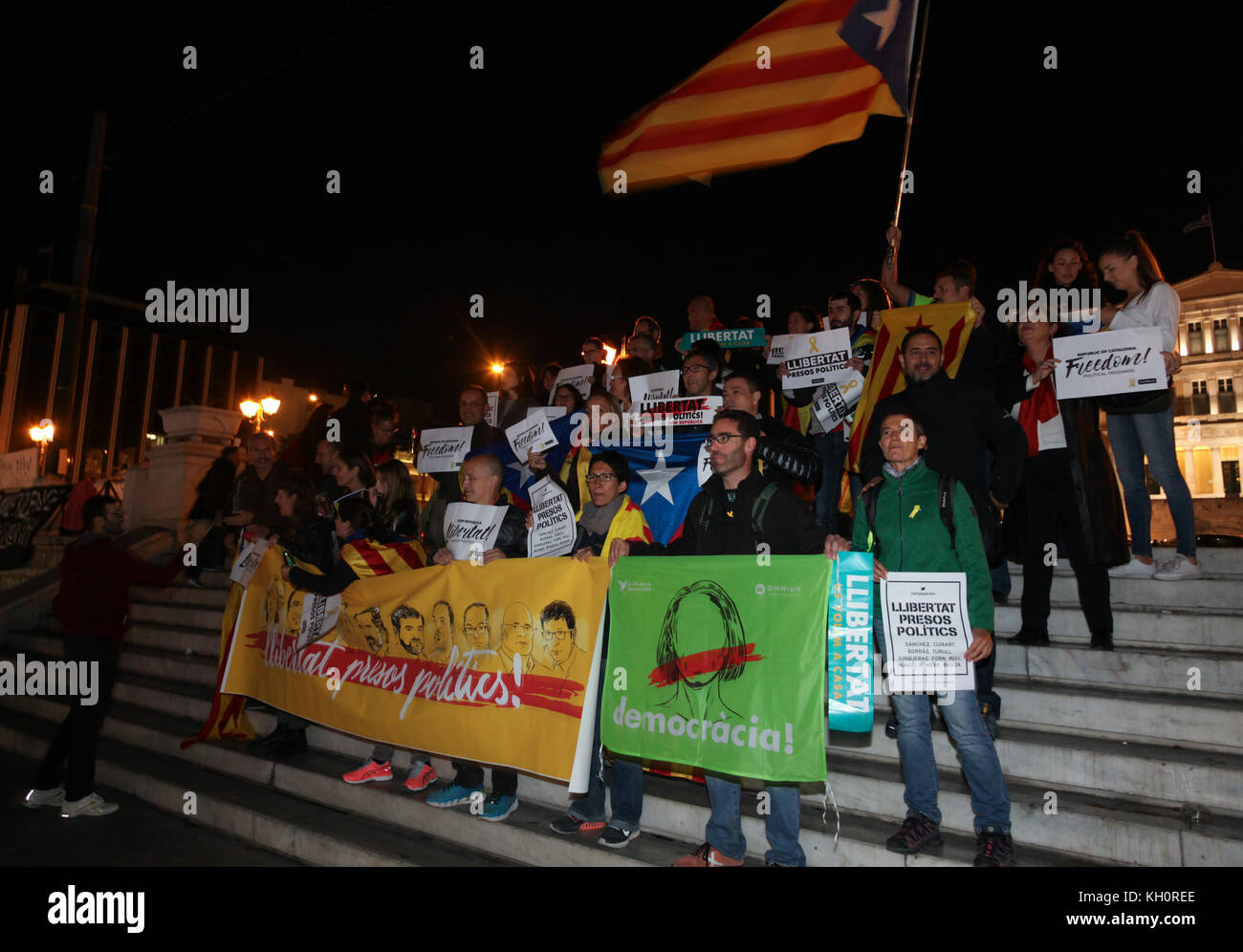 Athènes, Grèce. 11Th nov 2017. protester contre l'emprisonnement des membres du gouvernement catalan, le 11 novembre, la place Syntagma, Athènes, Grèce. crédit : Ioannis mantas/Alamy live news Banque D'Images