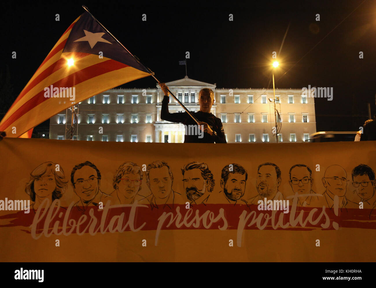 Athènes, Grèce. 11Th nov 2017. protester contre l'emprisonnement des membres du gouvernement catalan, le 11 novembre, la place Syntagma, Athènes, Grèce. crédit : Ioannis mantas/Alamy live news Banque D'Images