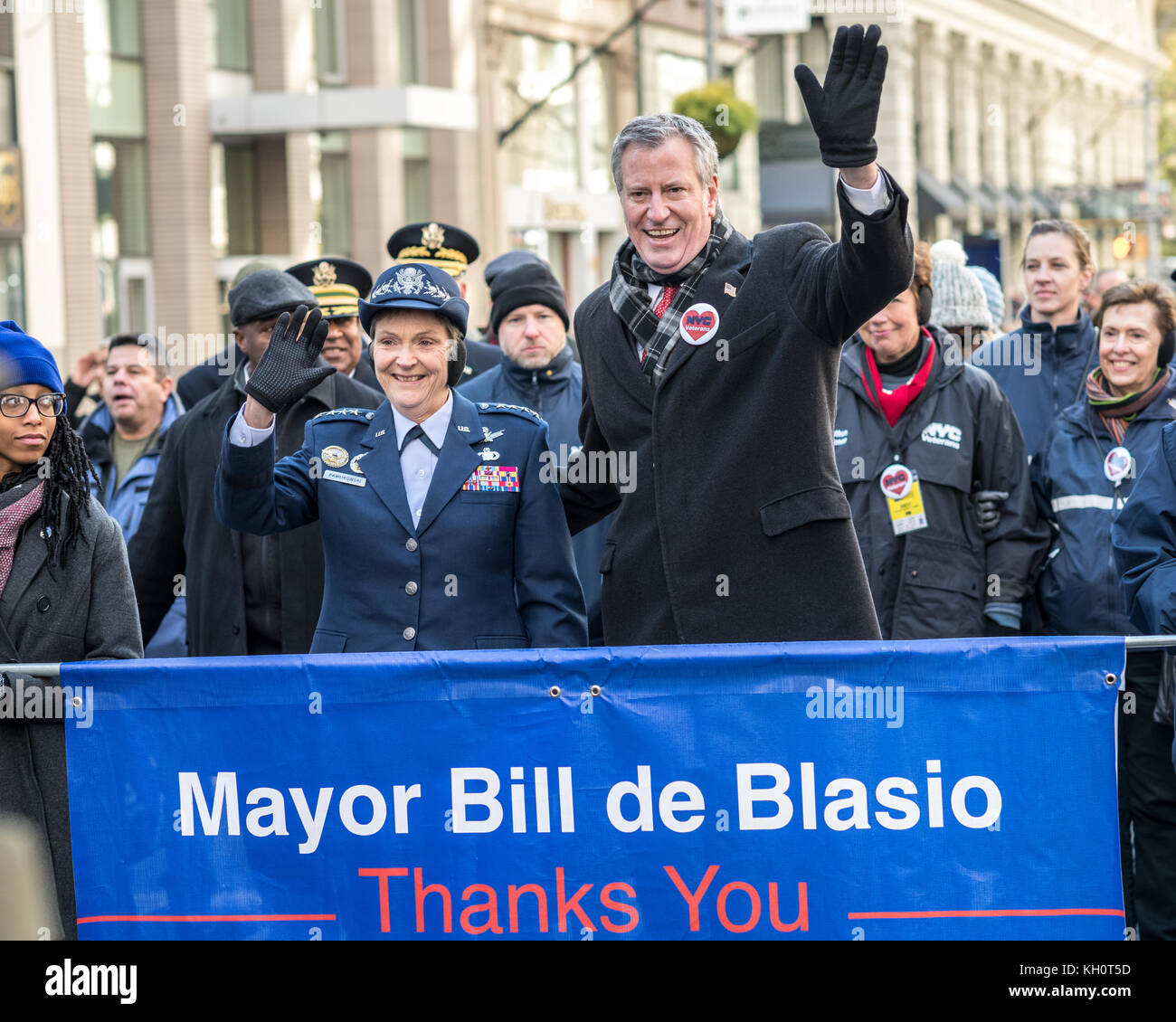 New York, USA, 11 Nov 2017. Le maire de New York, Bill De Blasio pose à côté de United States Air Force Général Ellen Pawlikowski comme ils mars à New York au cours de la Cinquième Avenue des anciens combattants 2017 Day parade . Photo par Enrique Shore/Alamy Live News Banque D'Images