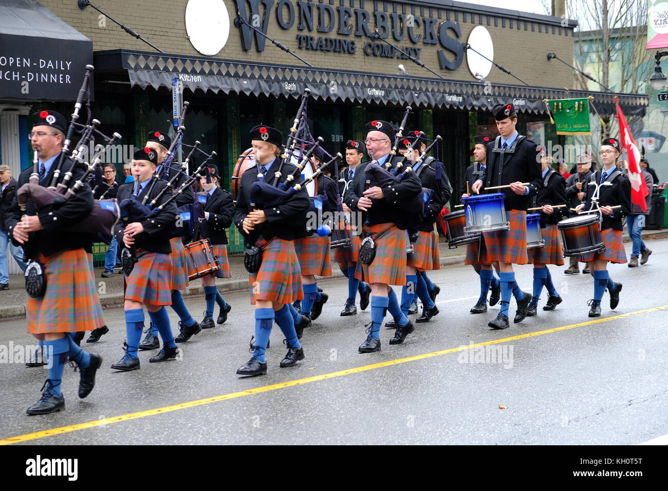 Anciens combattants et partisans de la guerre en mars commercial drive près de Grand View Park, à l'occasion du Jour du Souvenir 11 novembre 2017 à Vancouver City, Canada Banque D'Images