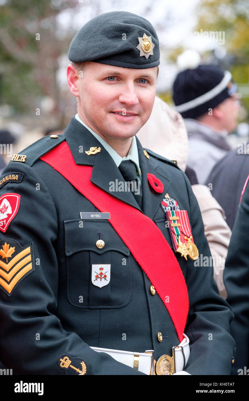 London, Ontario, Canada, 11 novembre 2017. Des milliers de Londoniens se sont réunis au cénotaphe restauré au centre-ville de Victoria Park à l'occasion des cérémonies du jour. L'événement a été marqué par un défilé et la présence de nombreux anciens combattants qui se sont battus dans des guerres précédentes. Le Cénotaphe de la ville a été inauguré en septembre, après une restauration de 475 000 $. Credit : Rubens Alarcon/Alamy Live News Banque D'Images