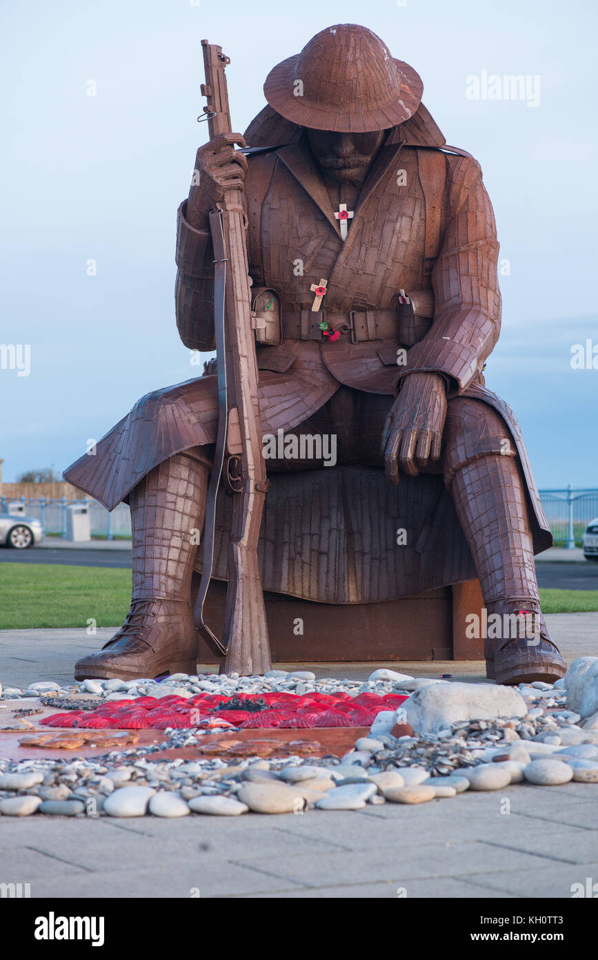 12 novembre 2017. Seaham, Sunderland, Royaume-Uni. 1101 est une statue d'acier sur front de Seaham sculpté par Ray Lonsdale. Il représente un soldat las de la guerre dans les premières minutes suivant la fin de la première guerre mondiale. Robert Smith / AlamyLiveNews Crédit Banque D'Images