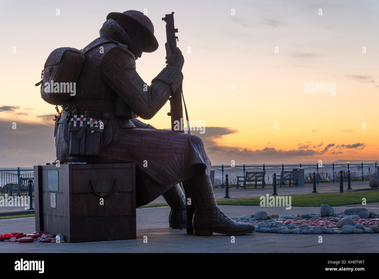 12 novembre 2017. Seaham, Sunderland, Royaume-Uni. L'acier d'une statue représente un soldat appelé localement "Tommy" dans les premières minutes suivant la fin de la première guerre mondiale. La statue a été sculptée par l'artiste local Ray Lonsdale. Robert Smith / AlamyLiveNews Crédit Banque D'Images