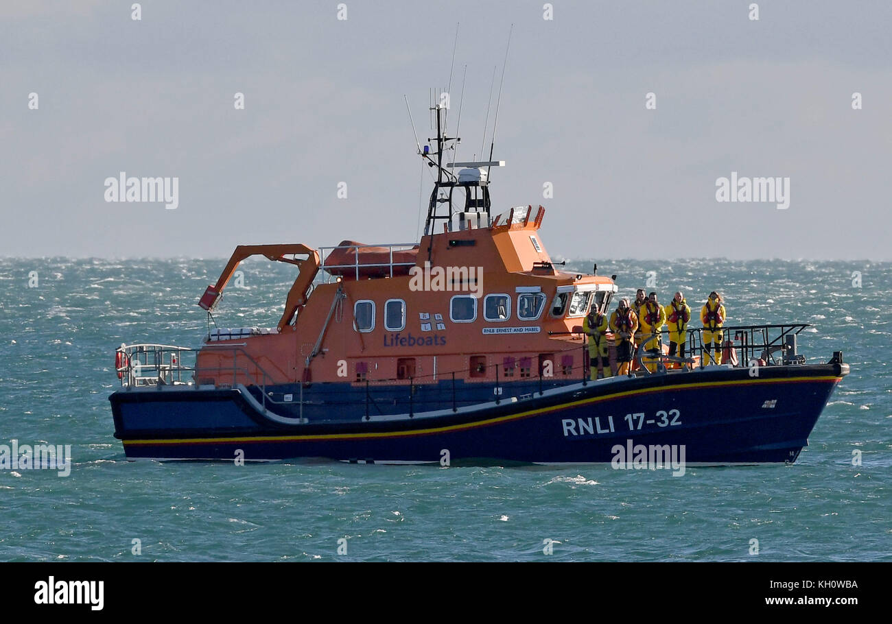 Dorset, UK . 12 nov, 2017 L'équipage de sauvetage. observer 2 minutes de silence le jour du Souvenir, à Weymouth, Dorset, uk crédit : finnbarr webster/Alamy live news Banque D'Images