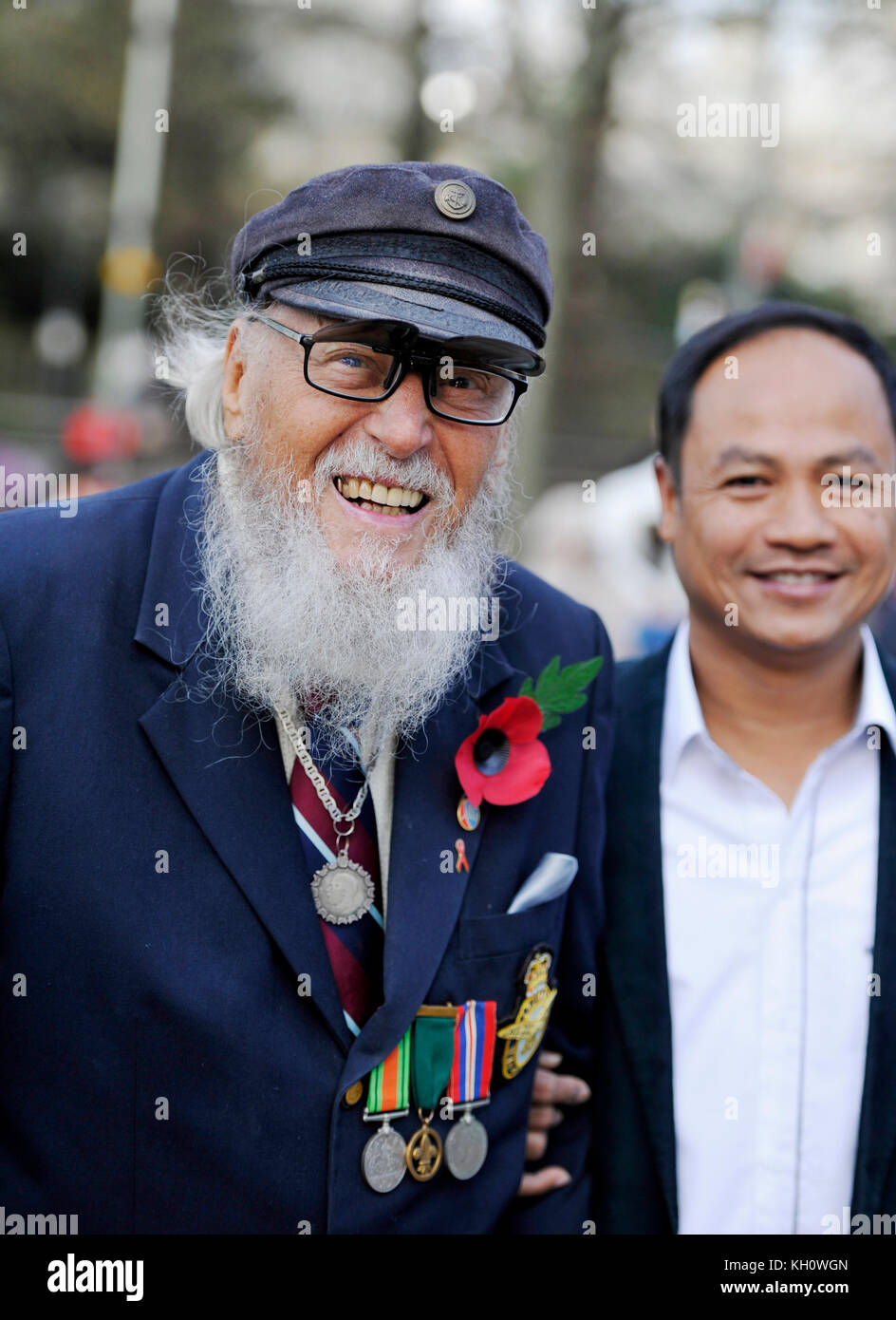 Brighton, Royaume-Uni . 12 novembre 2017. Brighton UK 12 novembre 2017 - George Montague (94) auteur du plus ancien Gay in the Village au service de l'acte du souvenir tenu au Brighton War Memorial aujourd'hui photographie prise par Simon Dack crédit : Simon Dack / Alamy Live News Banque D'Images