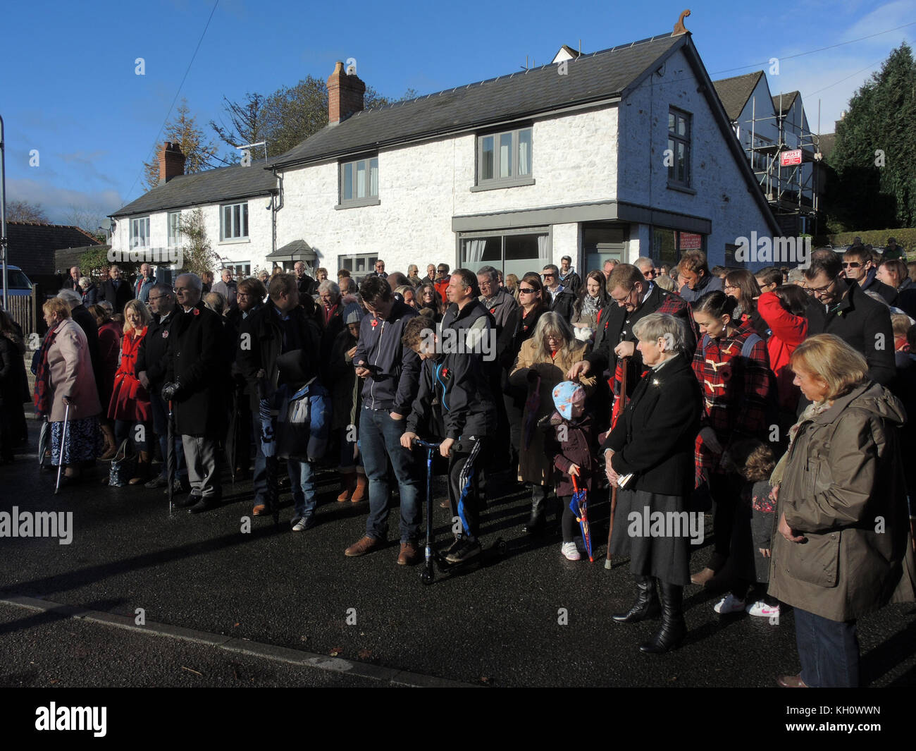 Lisvane,Cardiff, Wales, uk.12 novembre 2017. lisvane village service du Jour du souvenir au cénotaphe. pasteur chris burr (président). Le 99e anniversaire de la fin de la grande guerre (première guerre mondiale) et 100 ans de la bataille de Passchendaele qui a eu un si grand nombre dans le sud du Pays de Galles. Photo credit : Ian homer/Alamy live news Banque D'Images