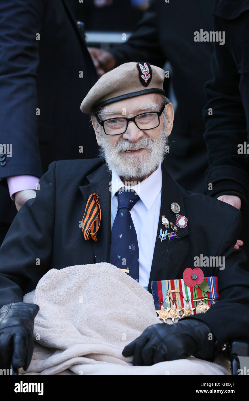 Manchester, UK. 12 Nov, 2017. Un ancien combattant qui porte ses médailles au service du souvenir, St Peters Square, Manchester, 12 novembre 2017 (C)Barbara Cook/Alamy Live News Crédit : Barbara Cook/Alamy Live News Banque D'Images