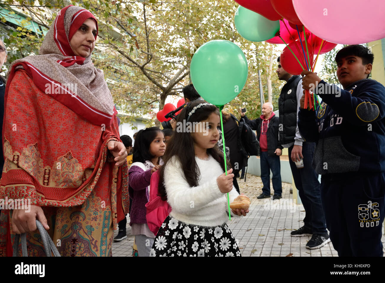 Athènes, Grèce, 12 novembre 2017. Les enfants et les mères pakistanais arrivent à l'école du dimanche de la Communauté pakistanaise pour le début des cours à Athènes, en Grèce. Crédit : Nicolas Koutsokostas/Alamy Live News. Banque D'Images