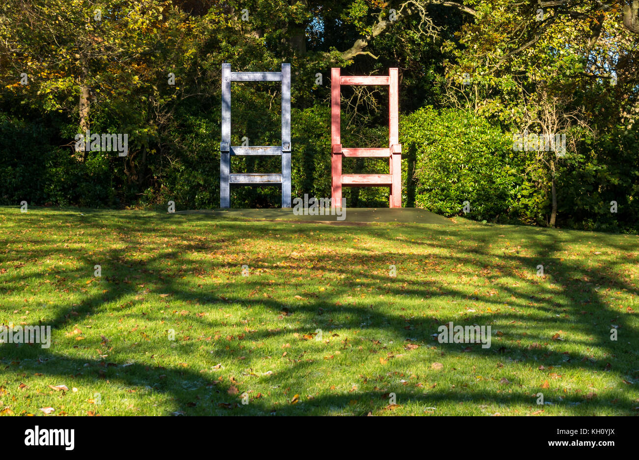 Vogrie Country Park, Midlothian, Écosse, Royaume-Uni, 12 novembre 2017. Un soleil magnifique, le jour d'automne, dans le parc Vogrie, projette de longues ombres sur une installation d'art de chaise géante Banque D'Images