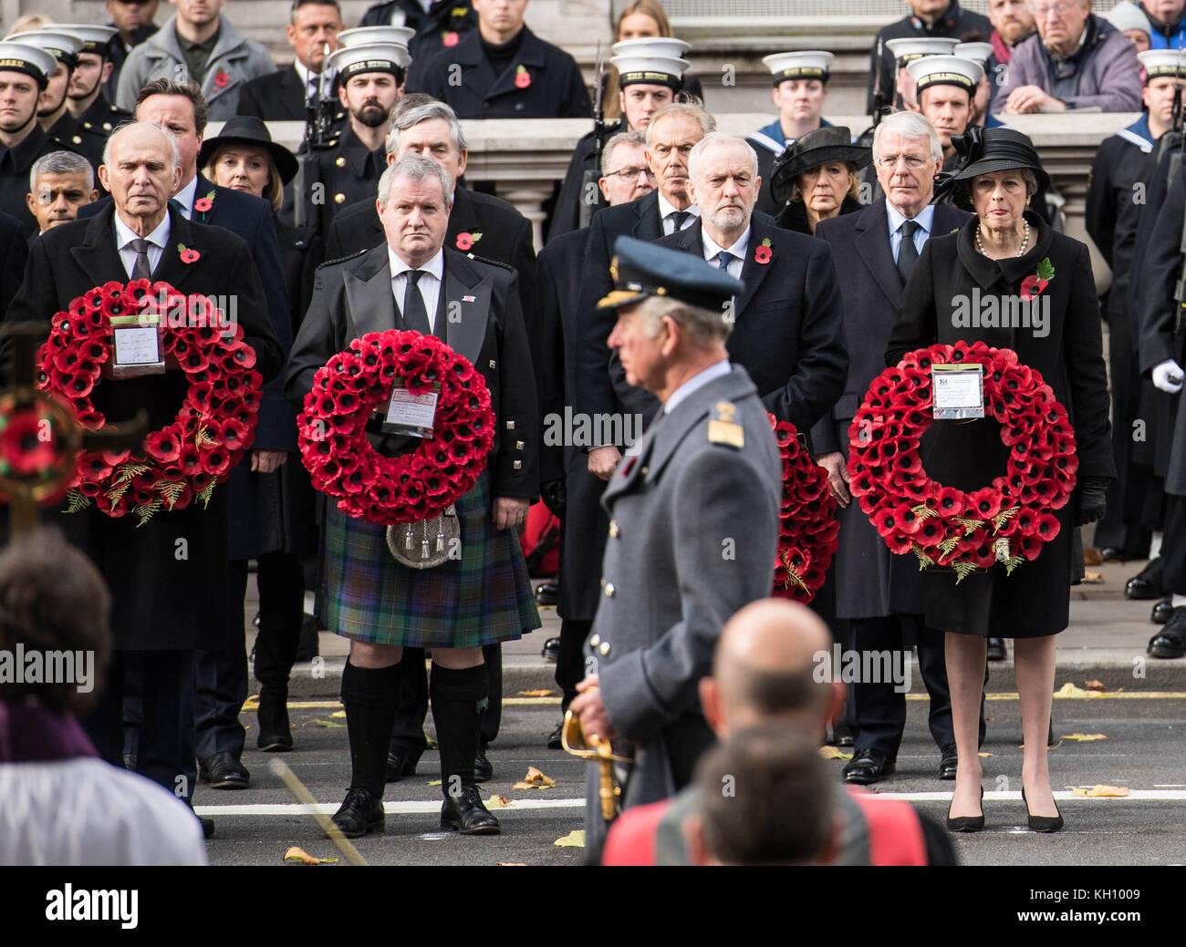 Londres, 12 novembre 2017 le premier ministre avec son wrieth mjoar ; john, ancien pm derrière elle au service national du souvenir au cénotaphe, Whitehall, Londres. crédit : Ian Davidson/Alamy live news Banque D'Images