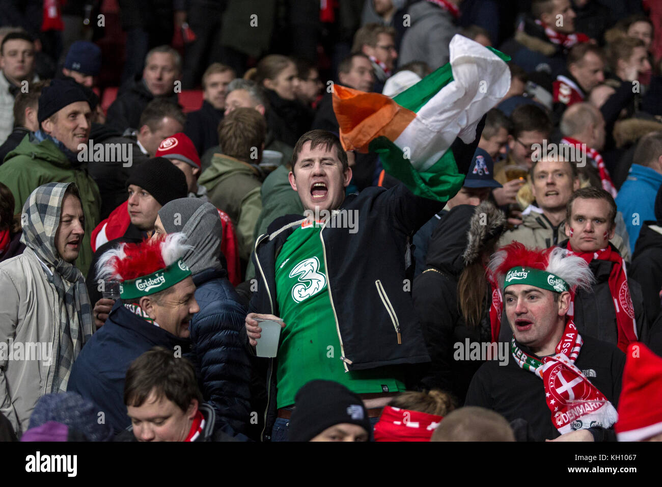 Danemark, Copenhague - 11 novembre 2017. Les fans de football irlandais soutiennent l'équipe irlandaise lors de la coupe du monde de qualification entre le Danemark et l'Irlande à Telia Parken à Copenhague. Banque D'Images