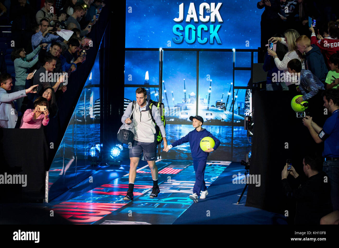 Londres, Royaume-Uni. 12 nov, 2017. jack sock (usa) chefs sur cour un nitto ballboy durant la Roger Federer vs jack sock dans le match d'ouverture du tournoi ATP de Londres à nitto finale o2 à l'O2, Londres, Angleterre le 12 novembre 2017. photo par Andy rowland. crédit : andrew rowland/Alamy live news Banque D'Images