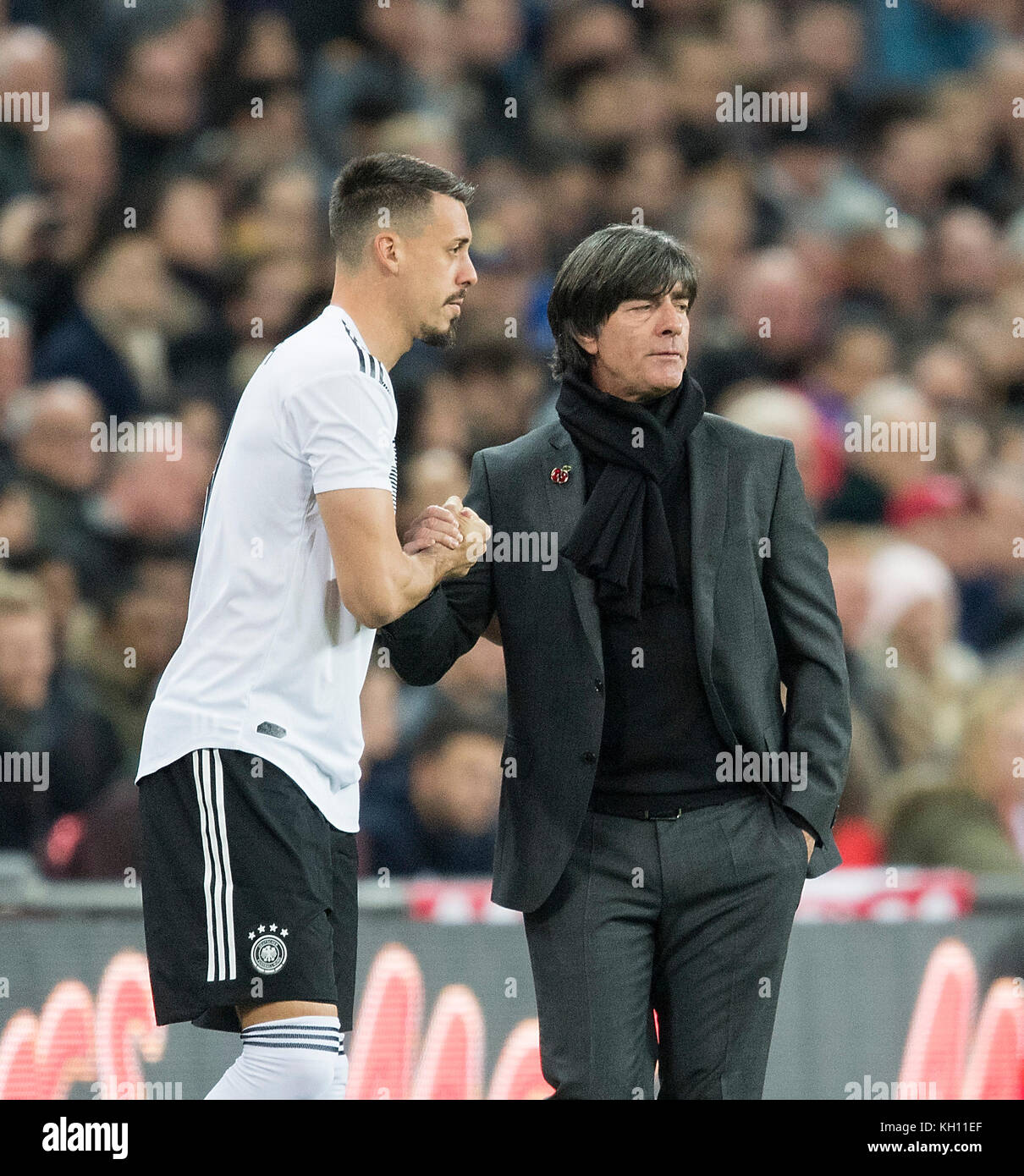 Entraîneur/ Bundescoach Joachim 'Jogi' LOEW (BAS) avec Sandro WAGNER L. (GER) vor dessen Einwechslung. Fussball Laenderspiel, Freundschaftsspiel, Angleterre (ENG) - Allemagne (GER) 0:0, AM 10.11.2017 in London/ Grossbritannien. |utilisation dans le monde entier Banque D'Images