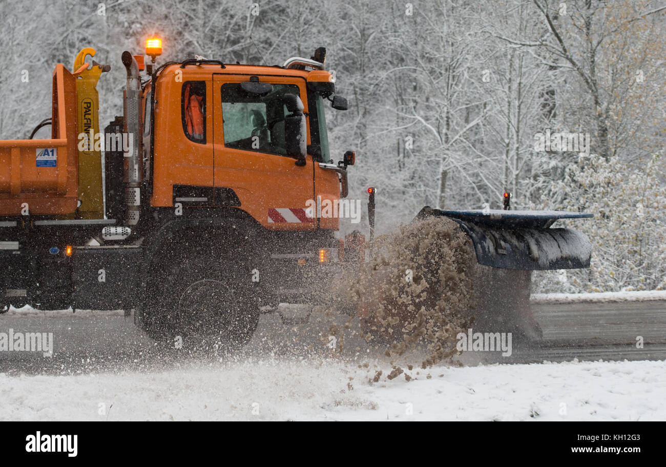 Falkensteig, Allemagne. 13 nov, 2017. un chasse-neige le long de la route  b31 road dans le hollenthal dans la forêt noire, près de falkensteig,  Allemagne, 13 novembre 2017. plusieurs camions ont été