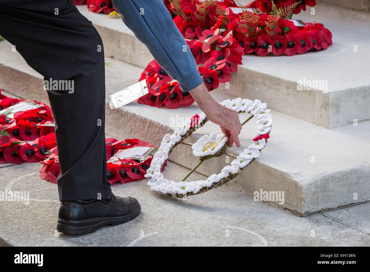 Londres, Royaume-Uni. 12 Nov, 2017. Les membres des anciens combattants pour la paix (VFPUK) Dimanche du souvenir au monument de la procession sur Whitehall pour rendre hommage à ceux qui ont souffert ou sont morts pendant la guerre. Crédit : Guy Josse/Alamy Live News Banque D'Images