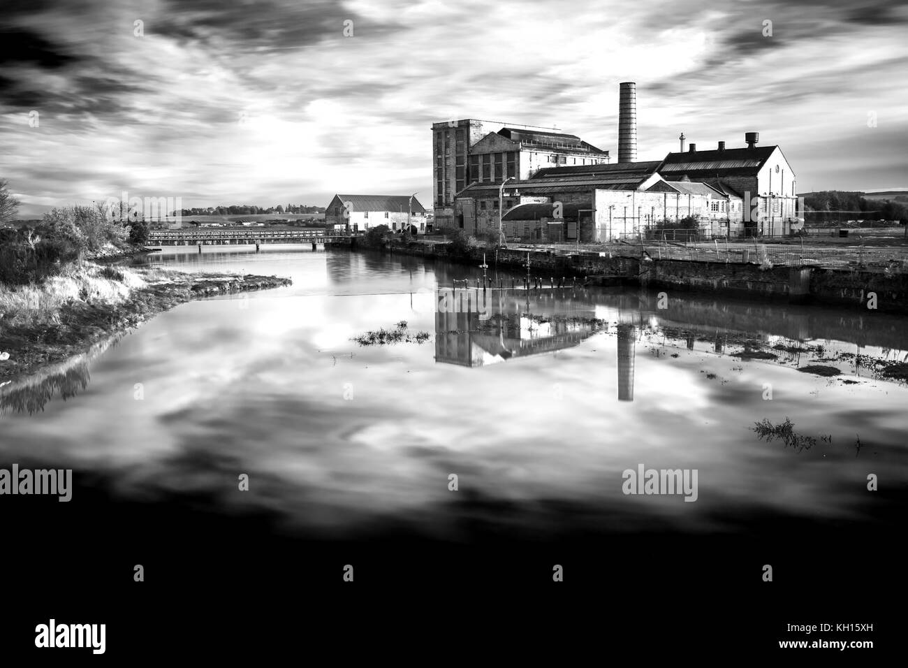 Ancienne usine reflète dans l'eau Banque D'Images