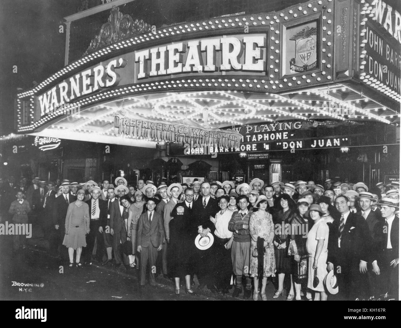 La foule à l'extérieur de la Warners' Theatre à New York pour l'ouverture de la motion picture 'Don Juan." Nouveau, York, NY, le 6 août 1926. Banque D'Images