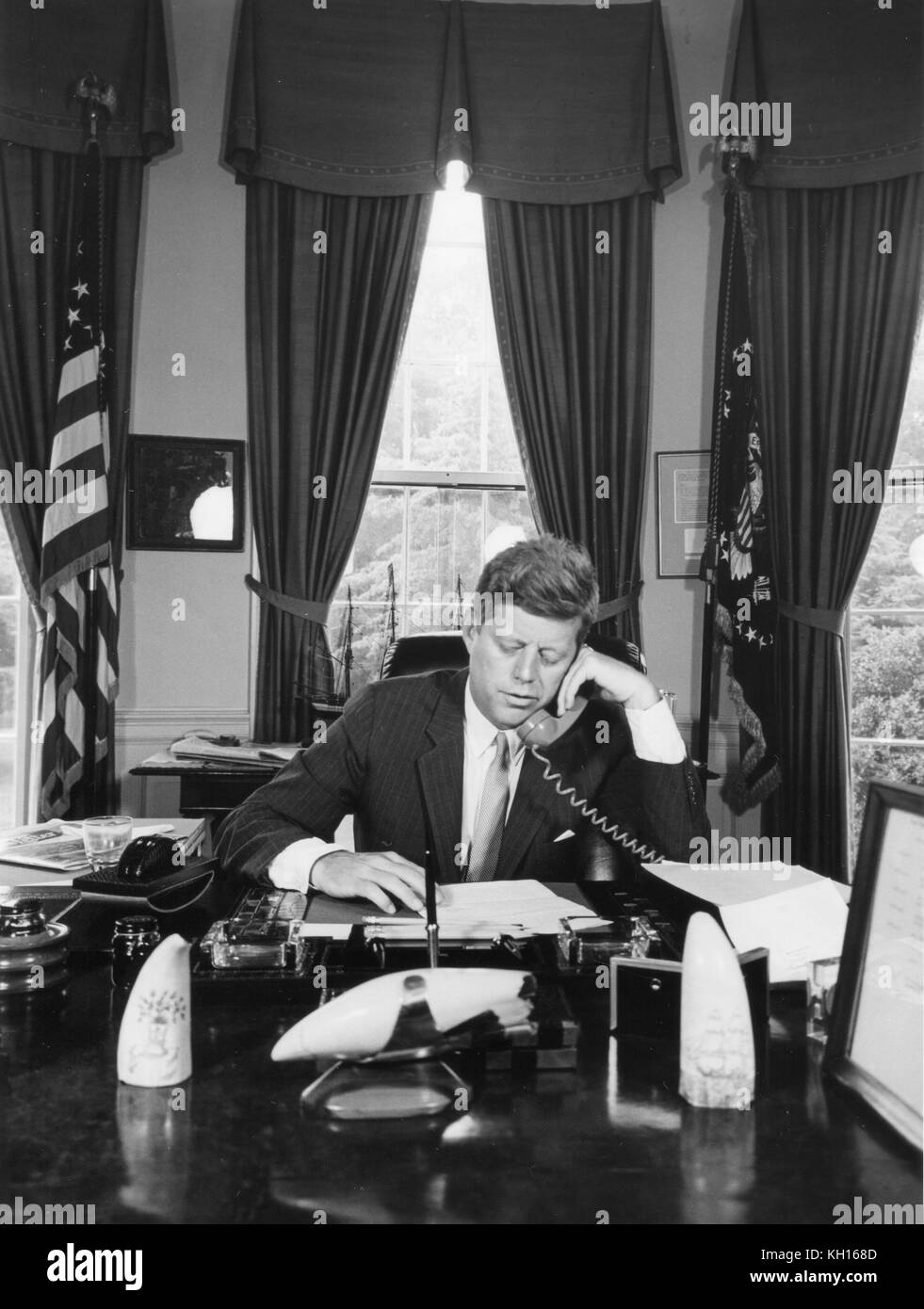 Le président John F. Kennedy à son bureau dans le bureau ovale, Washington, DC, le 23 août 1962. Photo par Abbie Rowe. Banque D'Images