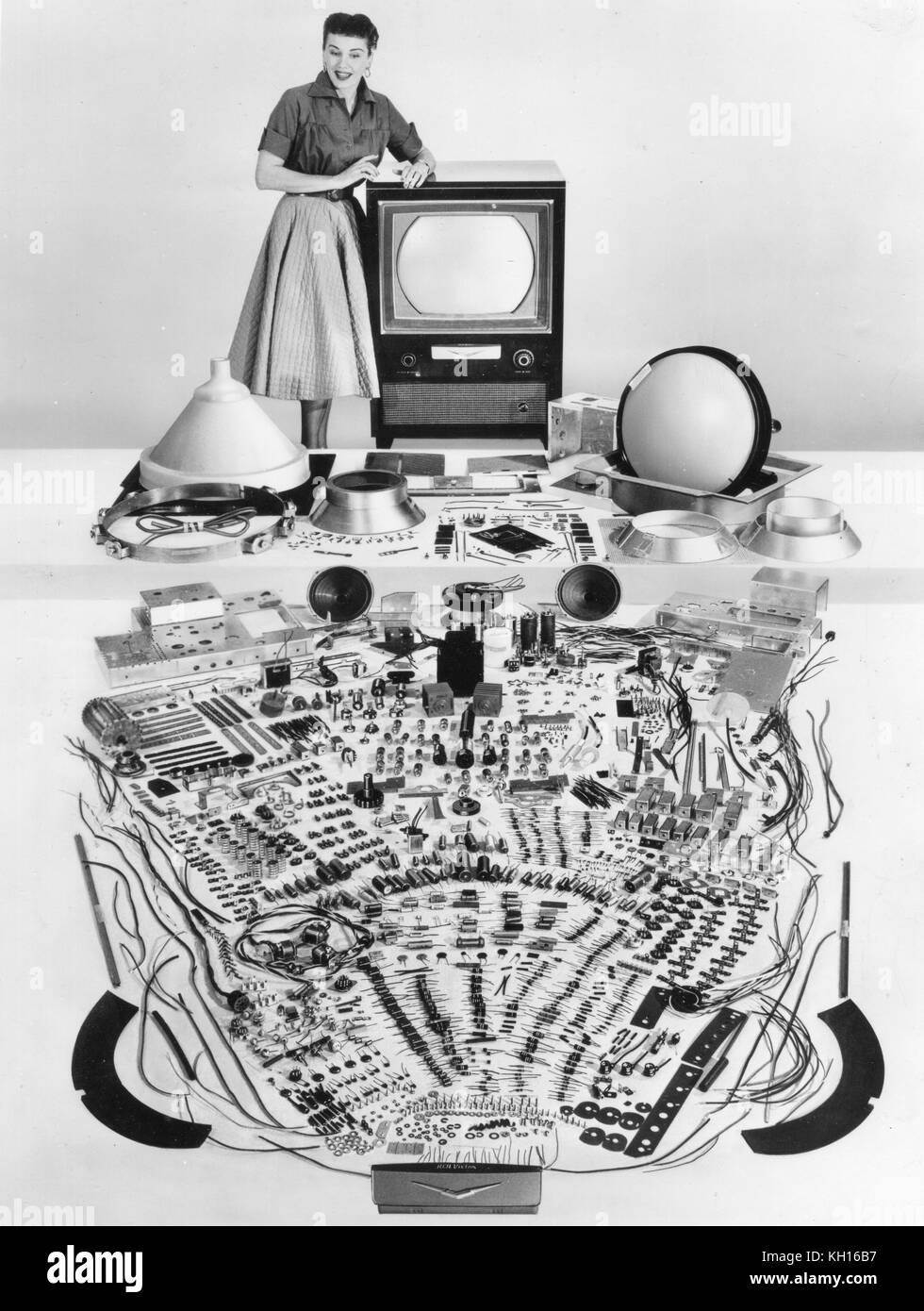 Un modèle pose avec plus de 2 000 parties distinctes qui composent une télévision couleurs, Bloomington, IN, 1959. Banque D'Images