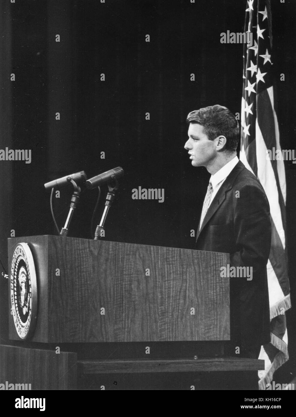 Procureur général Robert F Kennedy parle à la Conférence de la Maison Blanche sur les stupéfiants et l'abus de drogues, Washington, DC, 9/27/1962. Photo par Abbie Rowe Banque D'Images
