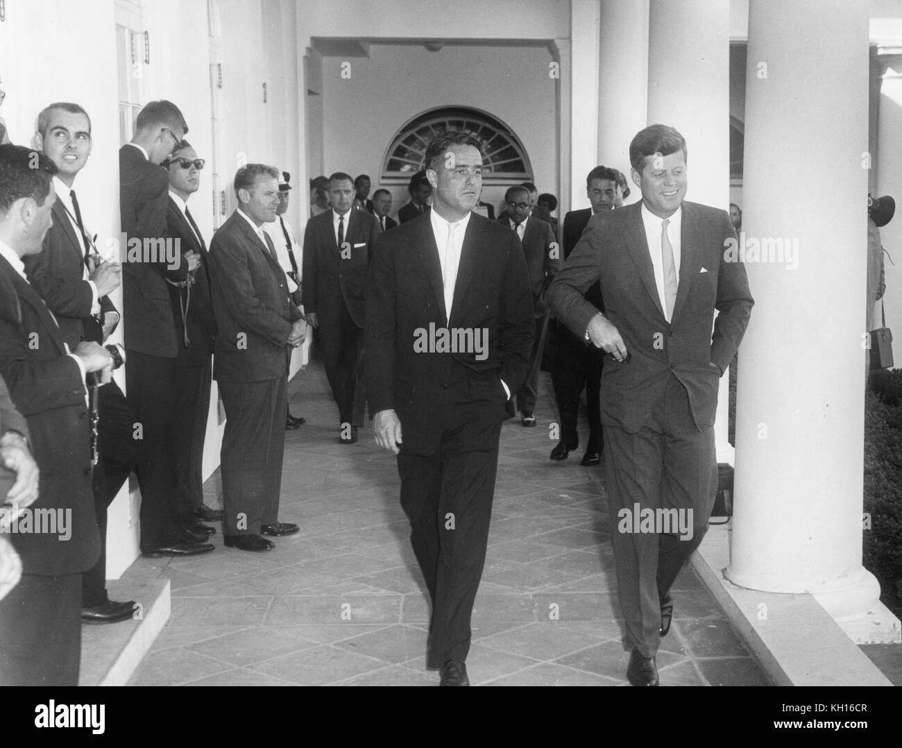 Le président John F. Kennedy et R Sargent Shriver, le premier directeur du Corps de la paix, salue le premier groupe de volontaires du Corps de la paix à la Maison Blanche, Washington, DC, 28/08/1961. Photo par Abbie Rowe Banque D'Images