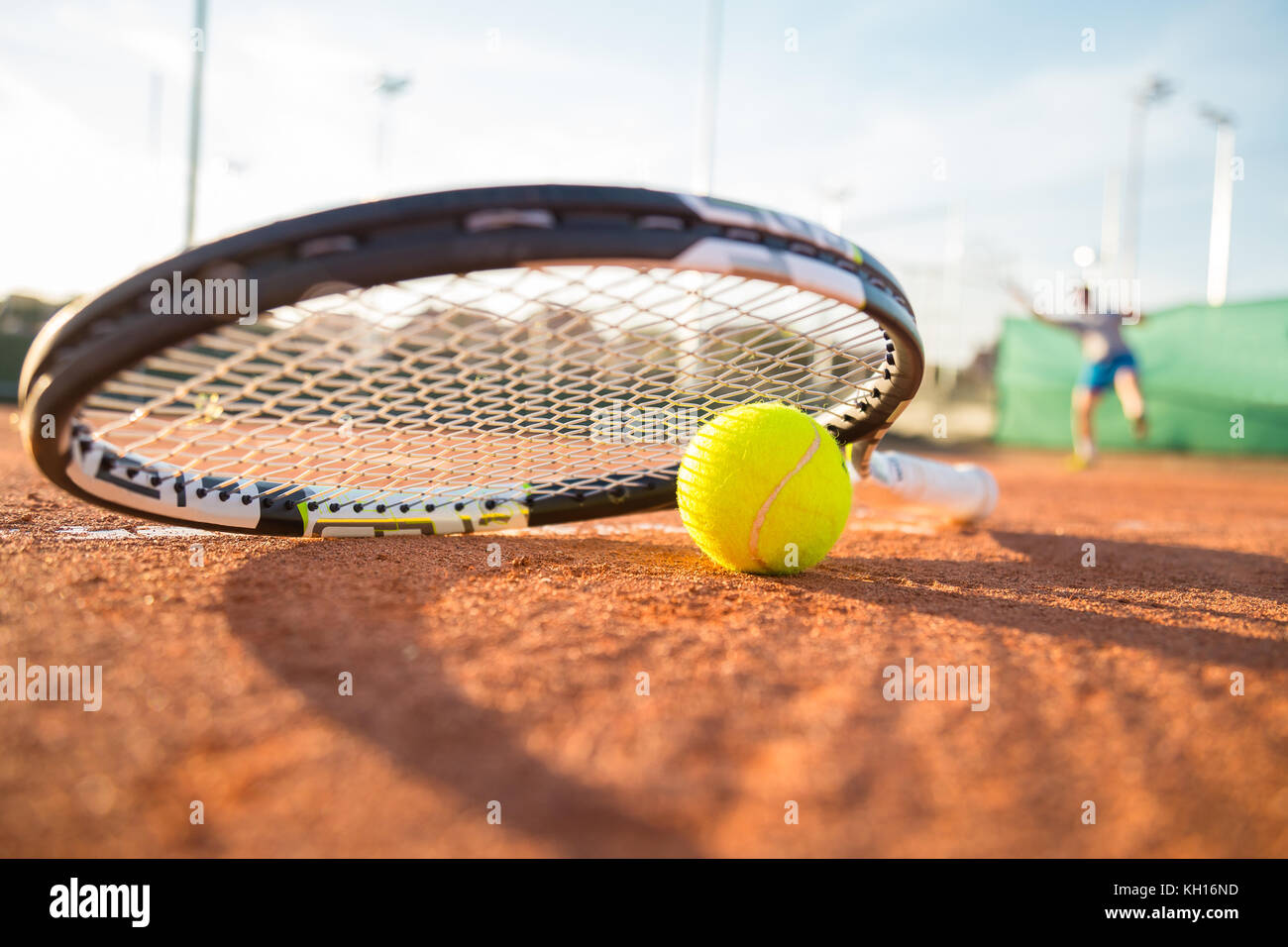 Close-up raquette de tennis et la balle placée sur le sol de la cour tout  en player hitting ball Photo Stock - Alamy